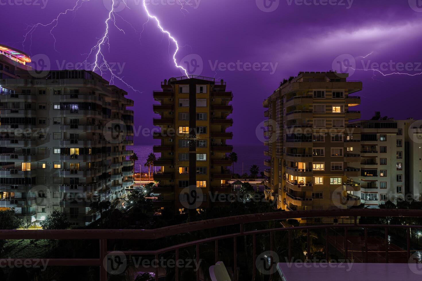 bliksem staking Aan de zee Bij nacht foto