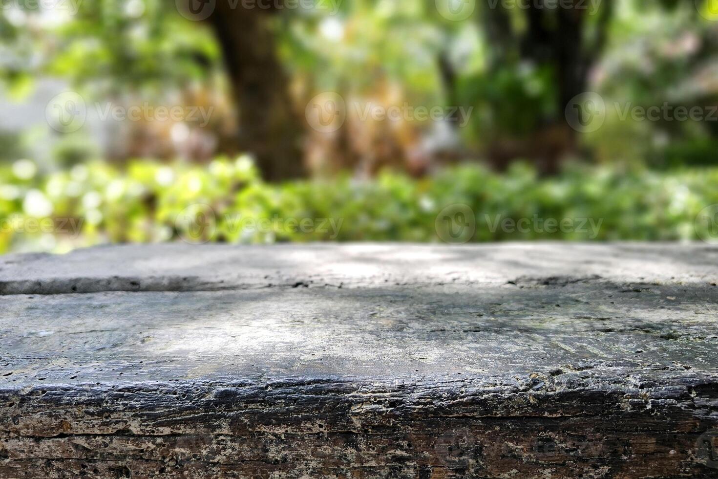 steen tafel met wazig tuin achtergrond, geschikt voor Product presentatie achtergrond, Scherm, en bespotten omhoog. foto