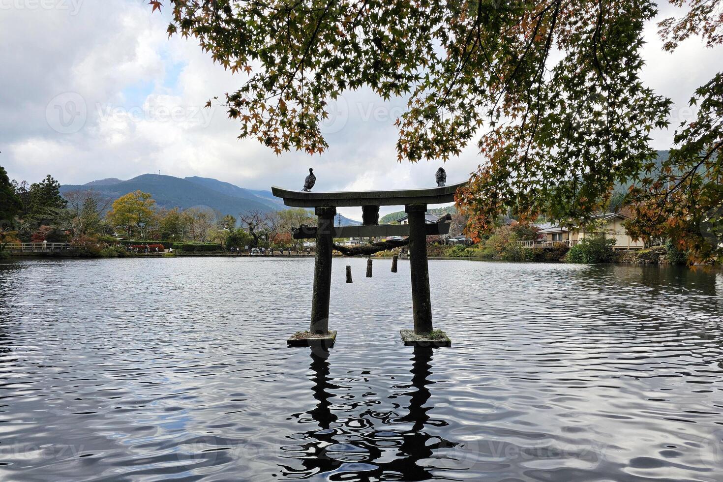 oude torii Bij kinrin meer in herfst. het is een beroemd mijlpaal van yufuin in oita wijk, Japan. foto