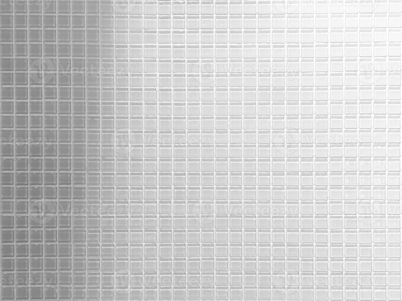 wit glas tegels muur achtergrond met schaduw en licht straal. foto