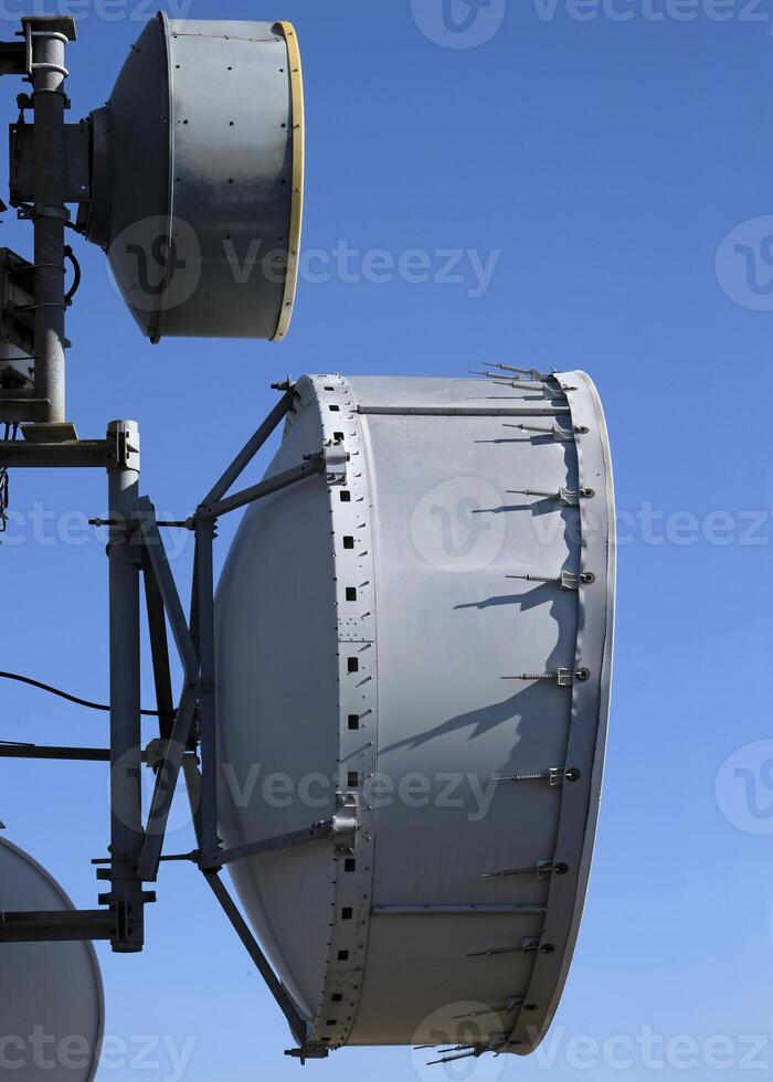 telecommunicatieverbinding antenne met meerdere satelliet gerechten tegen de blauw lucht foto