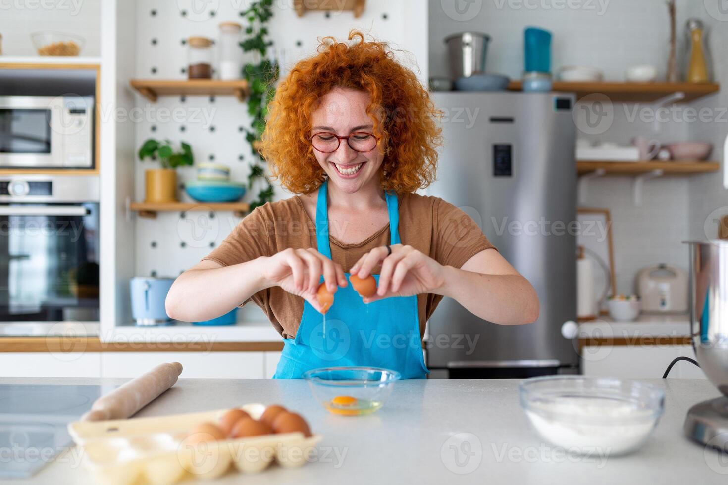 bakken concept. portret van blij vrouw kneden deeg in keuken interieur, vrolijk vrouw in schort hebben pret terwijl voorbereidingen treffen eigengemaakt gebakje, foto