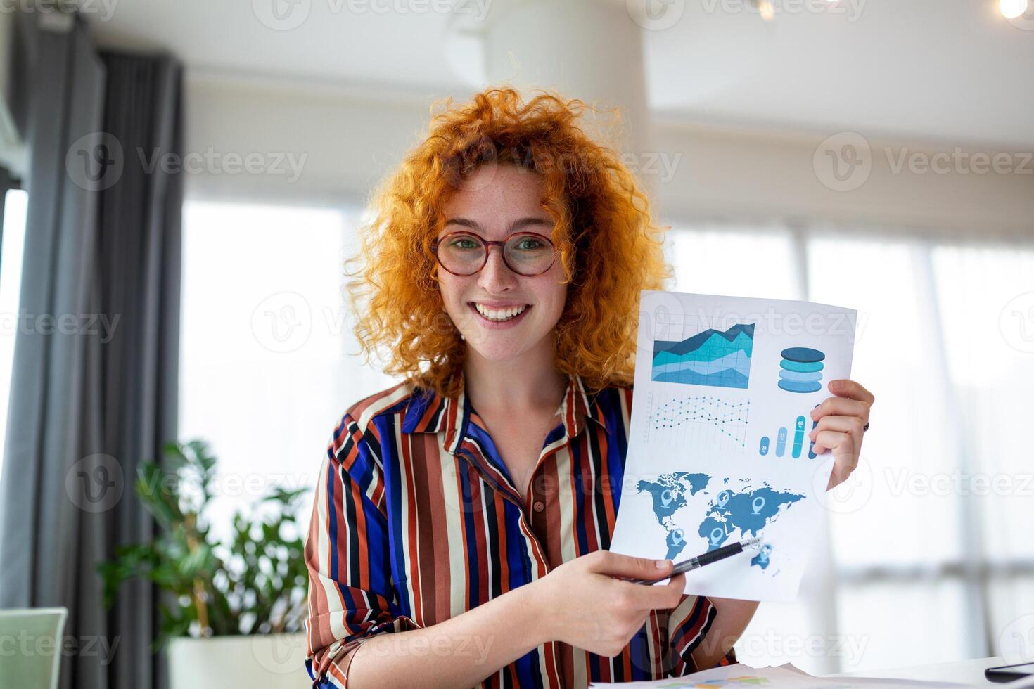 gefocust bedrijf vrouw presenteren grafieken en grafieken Aan video telefoontje online. jong bedrijf vrouw hebben conferentie telefoontje met cliënt Aan laptop. jong vrouw uitleggen hoe bedrijf werk foto