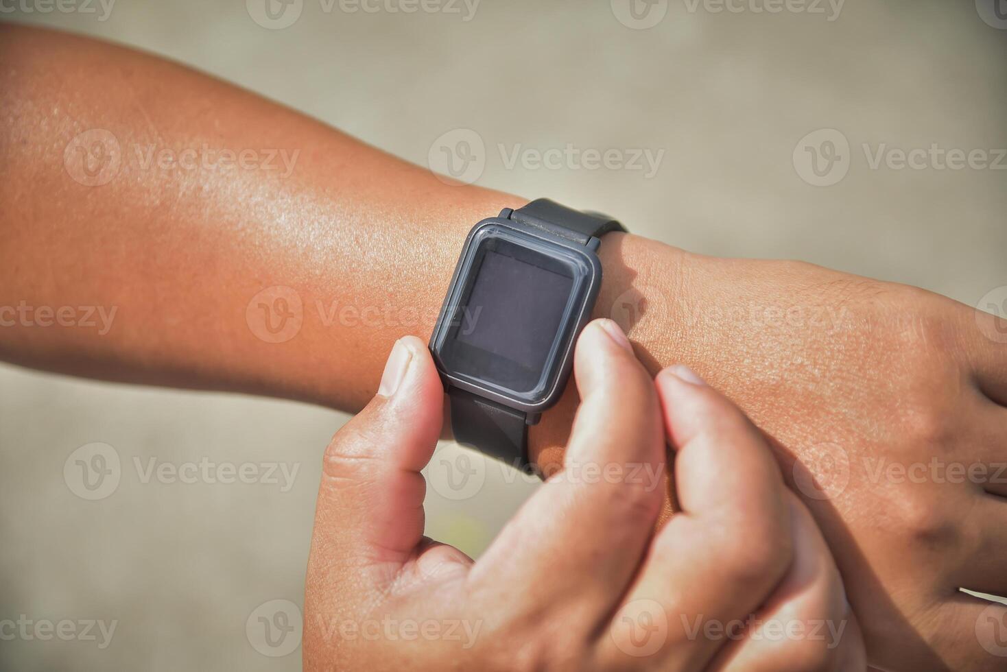 detailopname van handen en pols met slim kijk maar scherm, smartwatch aanraken knop en touch screen Aan actief sport- werkzaamheid foto