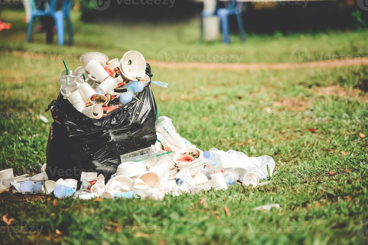 schuim dozen, voedsel kladjes en plastic flessen dat zijn overlopend buiten de zwart vuilnis zak maakt de Oppervlakte vies. houden de concept schoon foto