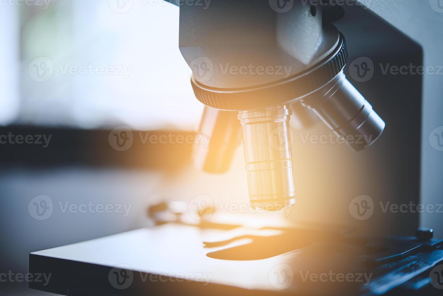 detailopname microscoop voor laboratorium Onderzoek. foto van een medisch microscoop en apparatuur, wetenschappelijk en gezondheidszorg Onderzoek