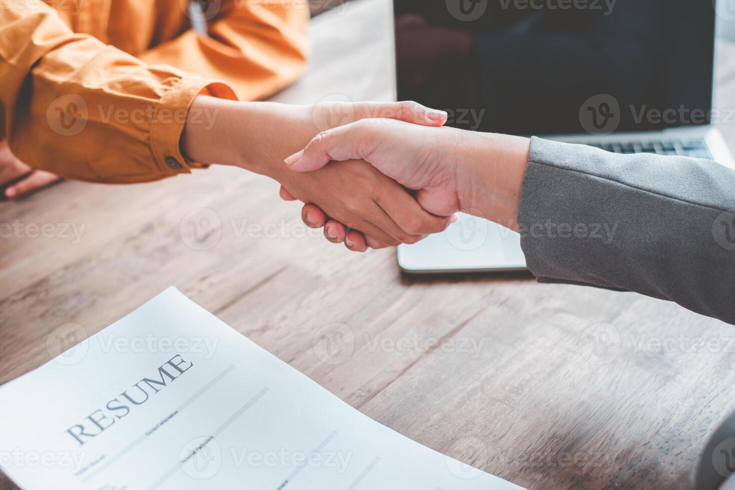 hr managers toetreden handen met baan sollicitanten, aanvaarden voorstellen en mee eens naar werk samen in de bedrijf. foto