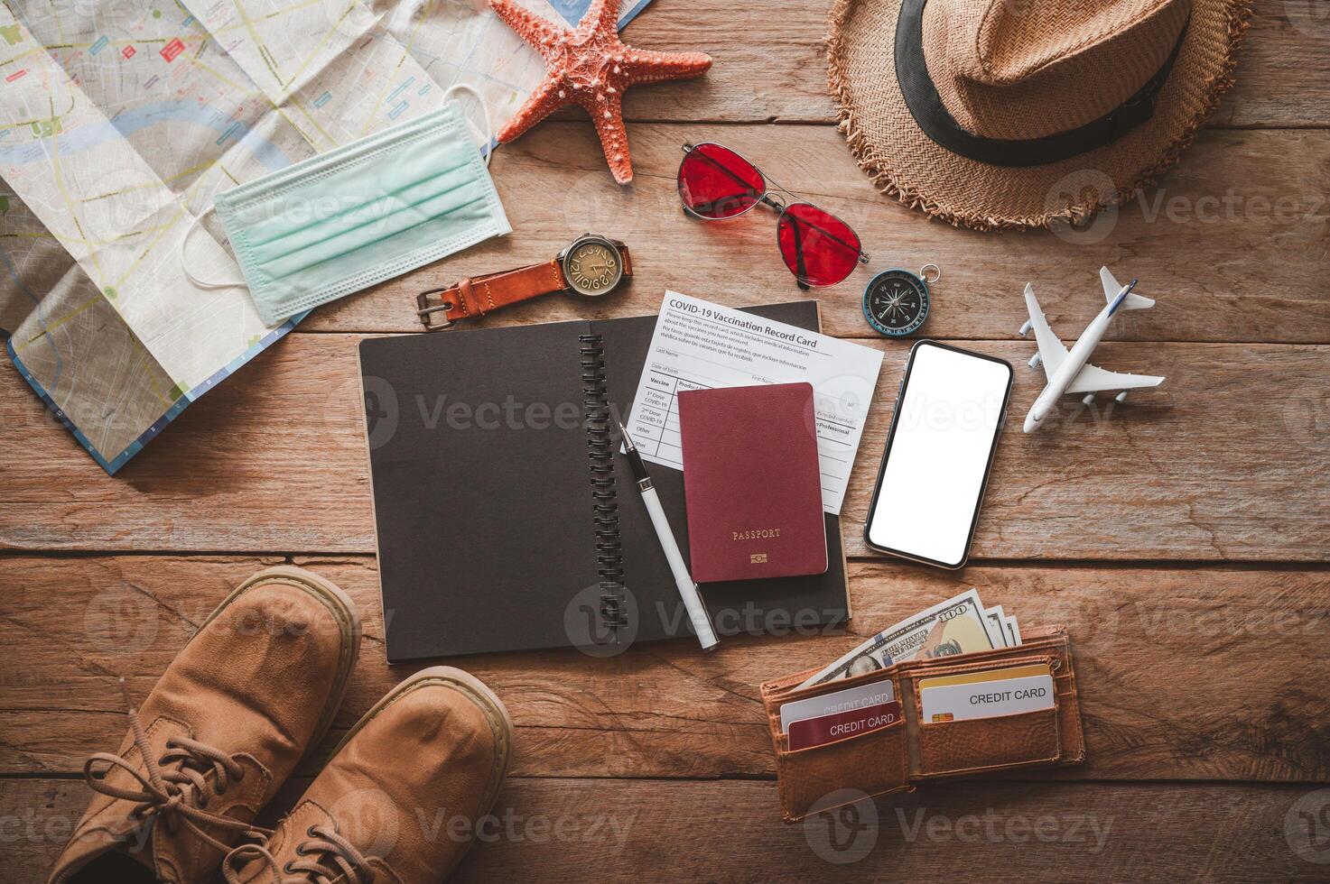 beschermen covid-19 terwijl reizend. reizen accessoires kostuums. paspoorten, bagage, de kosten van reizen kaarten bereid voor de reis .concept nieuw normaal levensstijl foto