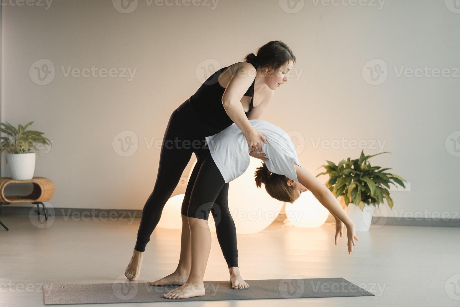 mam en tiener- dochter Doen gymnastiek samen in de geschiktheid kamer. een vrouw en een meisje trein in de Sportschool foto