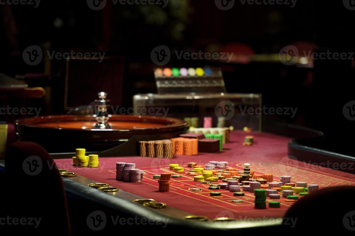 detailopname chips en roulette Bij de casino Aan de rood tafel foto
