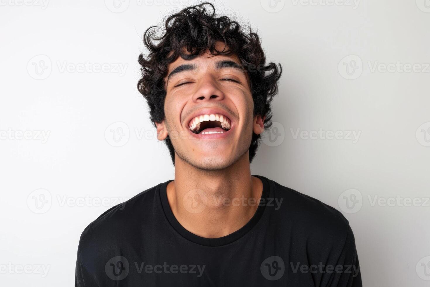 ai gegenereerd jong braziliaans Mens geïsoleerd Aan wit achtergrond lachend foto