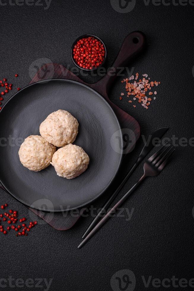 heerlijk gezond gestoomd kip schnitzels of fijngehakt gehaktballen foto