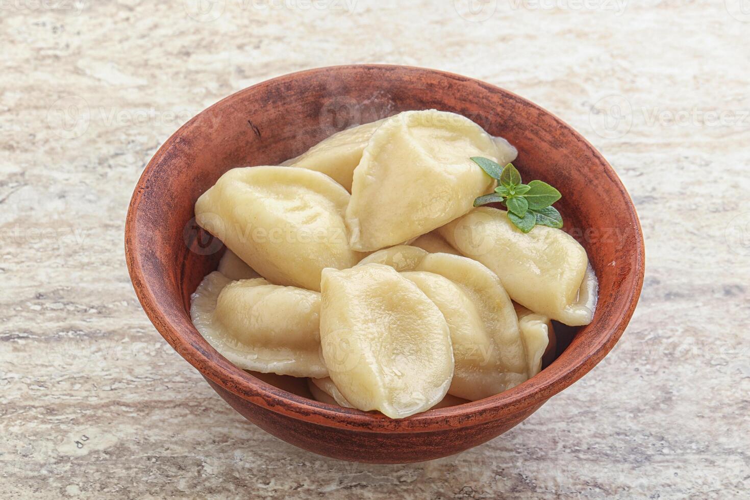 Russische traditionele vareniki - dumplings met aardappel foto