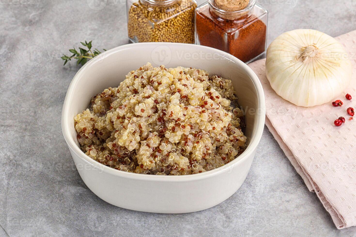 veganistisch keuken - gekookt quinoa ontbijtgranen foto