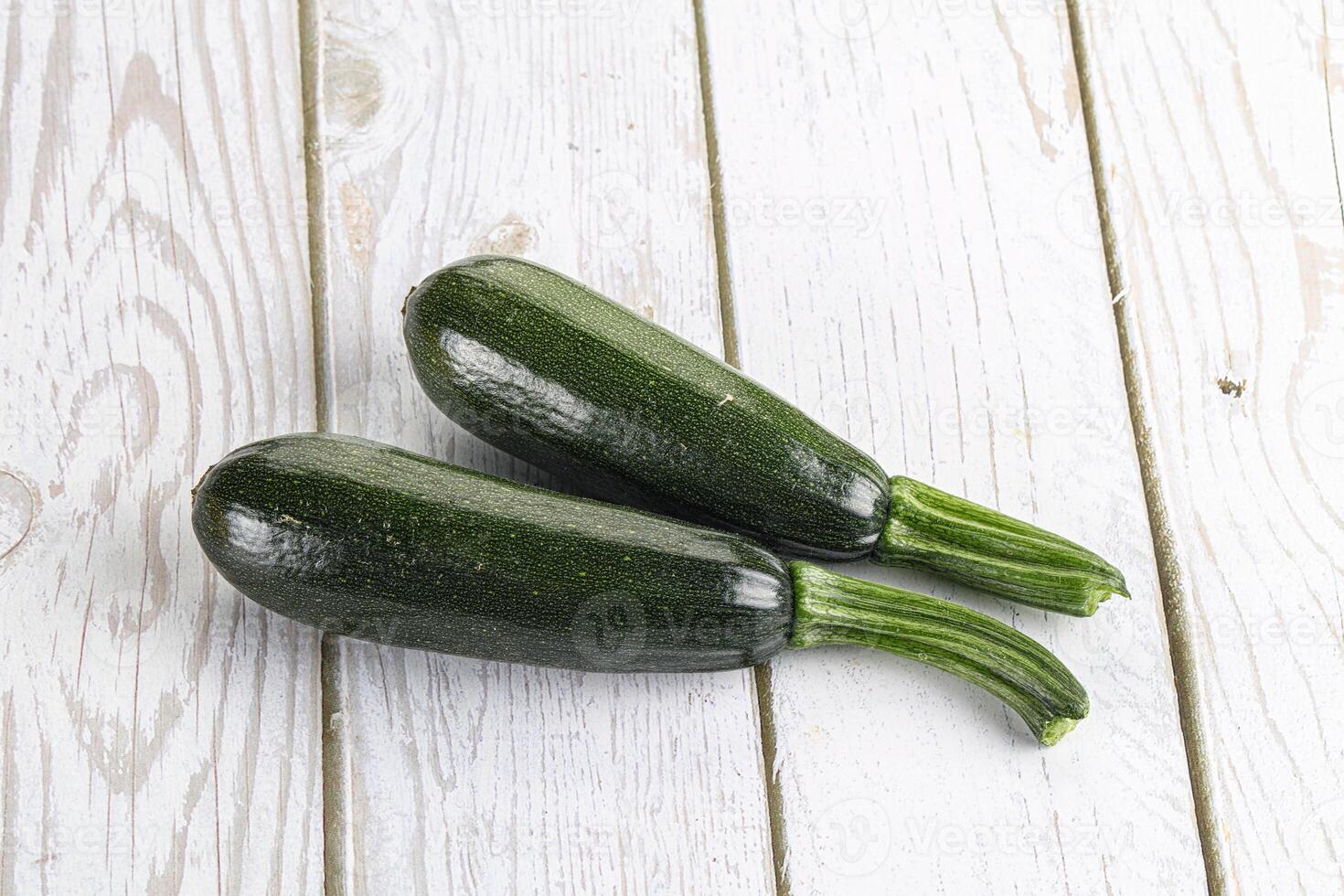 gesneden rauw jong groen courgette foto