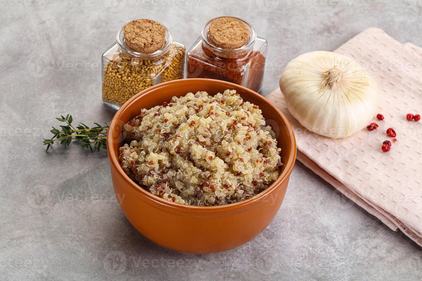 veganistisch keuken - gekookt quinoa ontbijtgranen foto