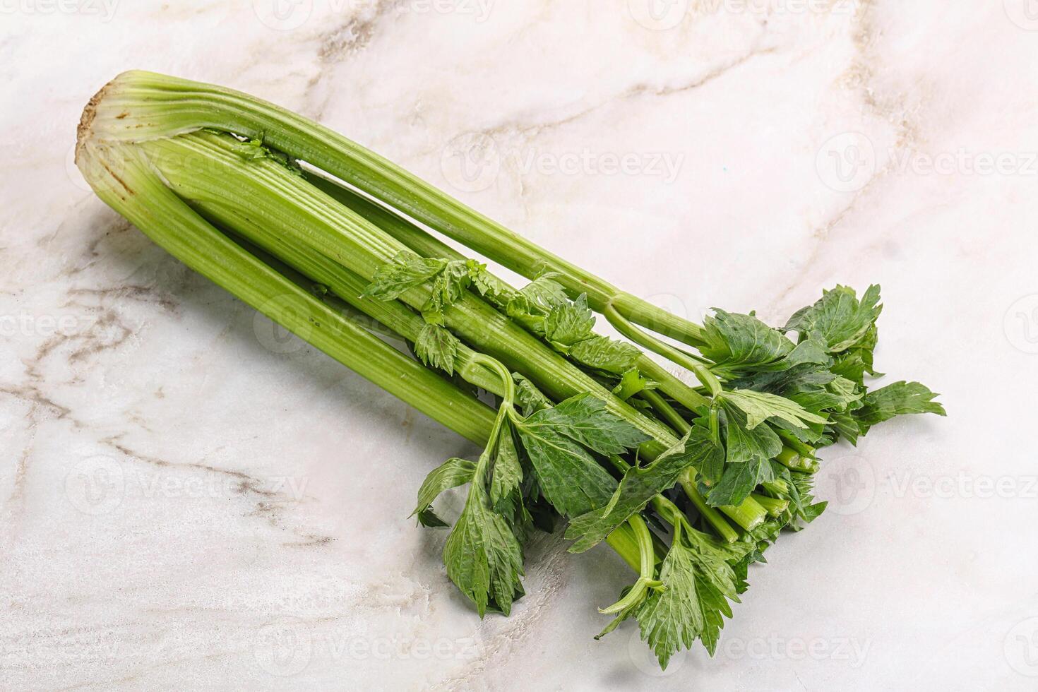 veganistisch keuken - selderij stengels met blad foto