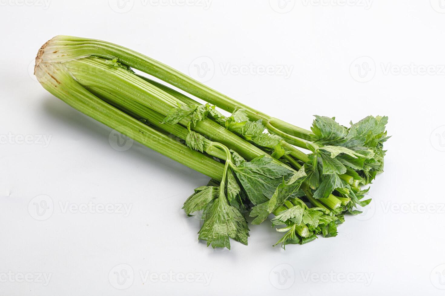 veganistisch keuken - selderij stengels met blad foto