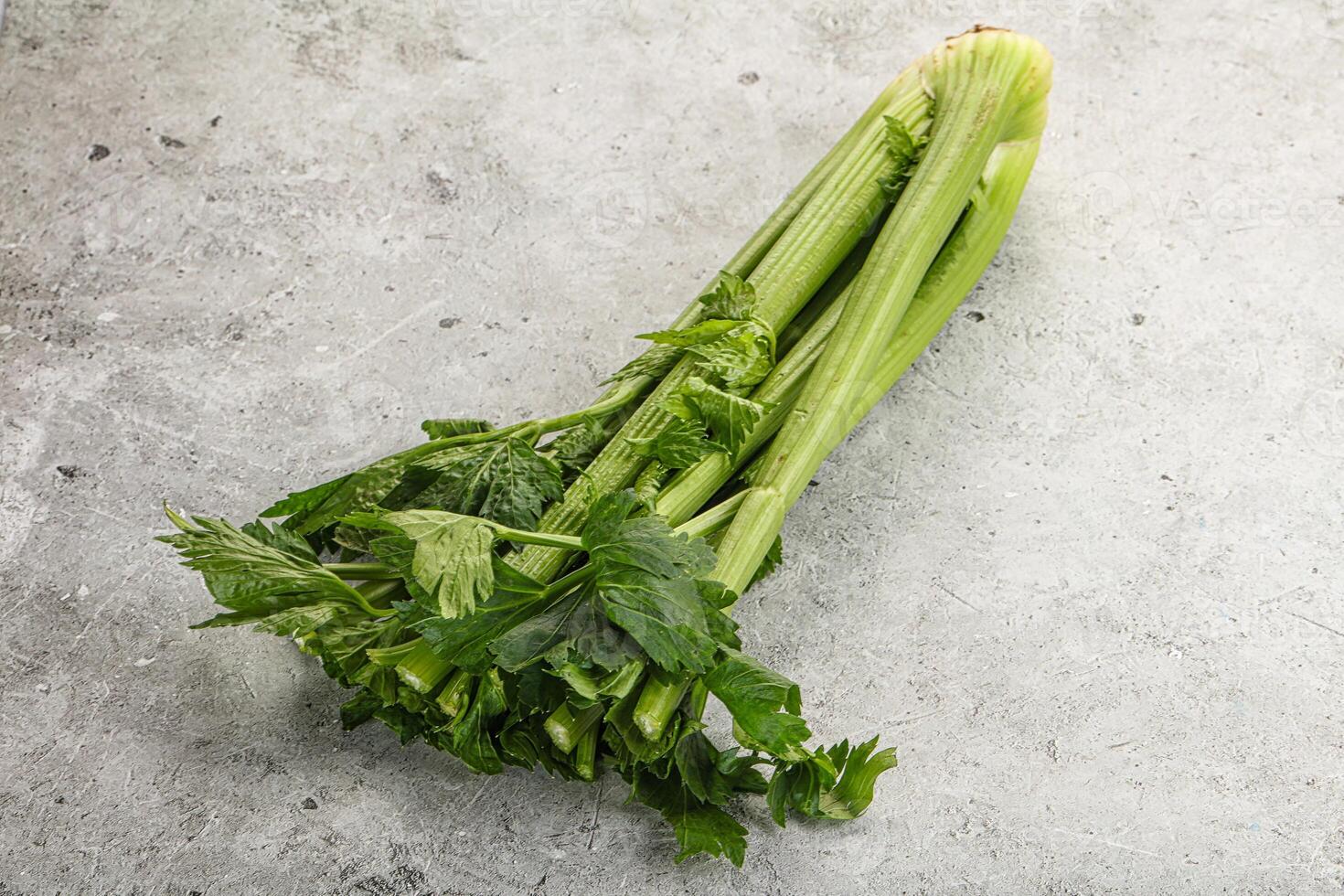 veganistisch keuken - selderij stengels met blad foto