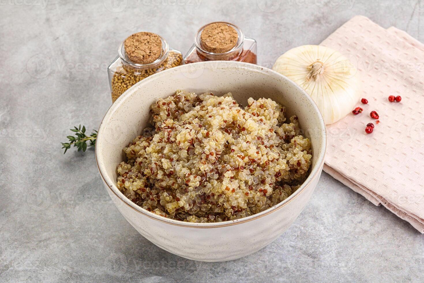 veganistisch keuken - gekookt quinoa ontbijtgranen foto