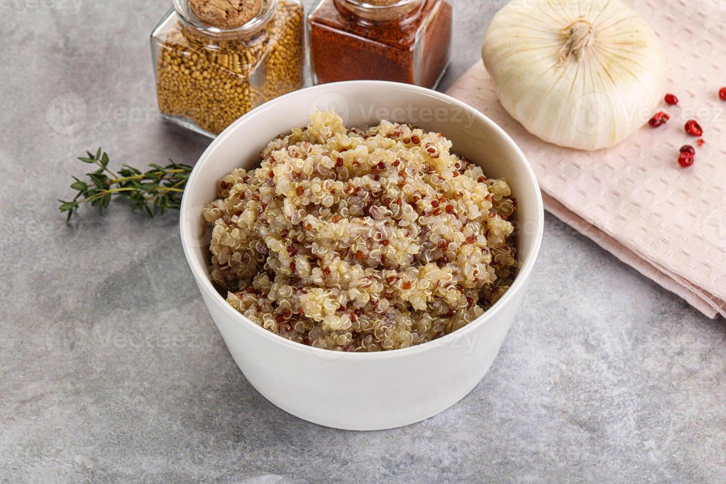 veganistisch keuken - gekookt quinoa ontbijtgranen foto