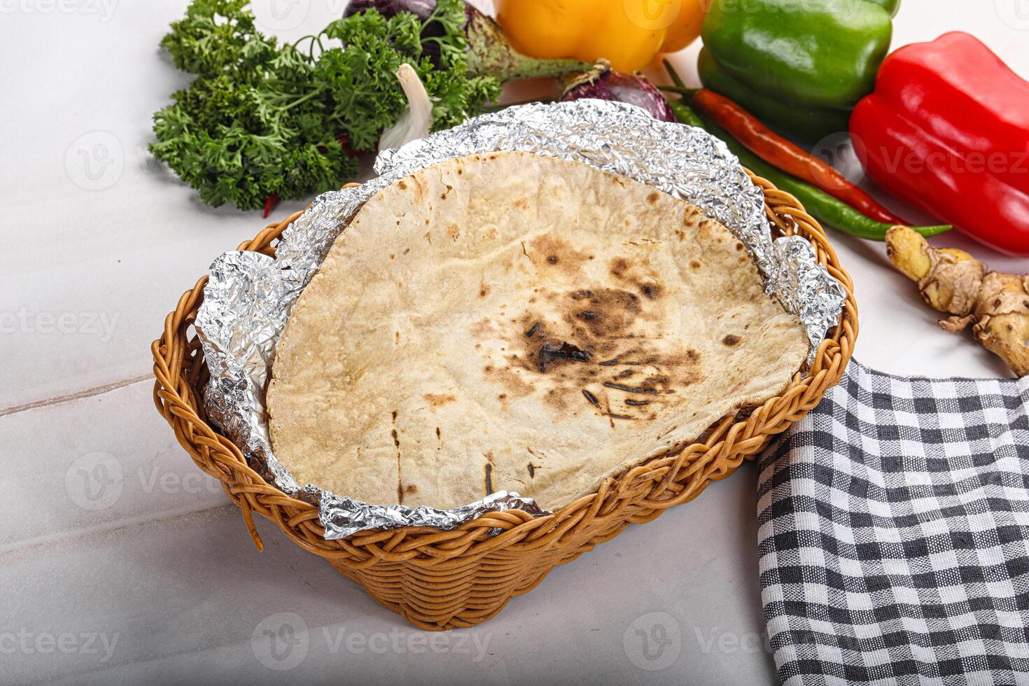 Indisch tandoori brood in de mand foto