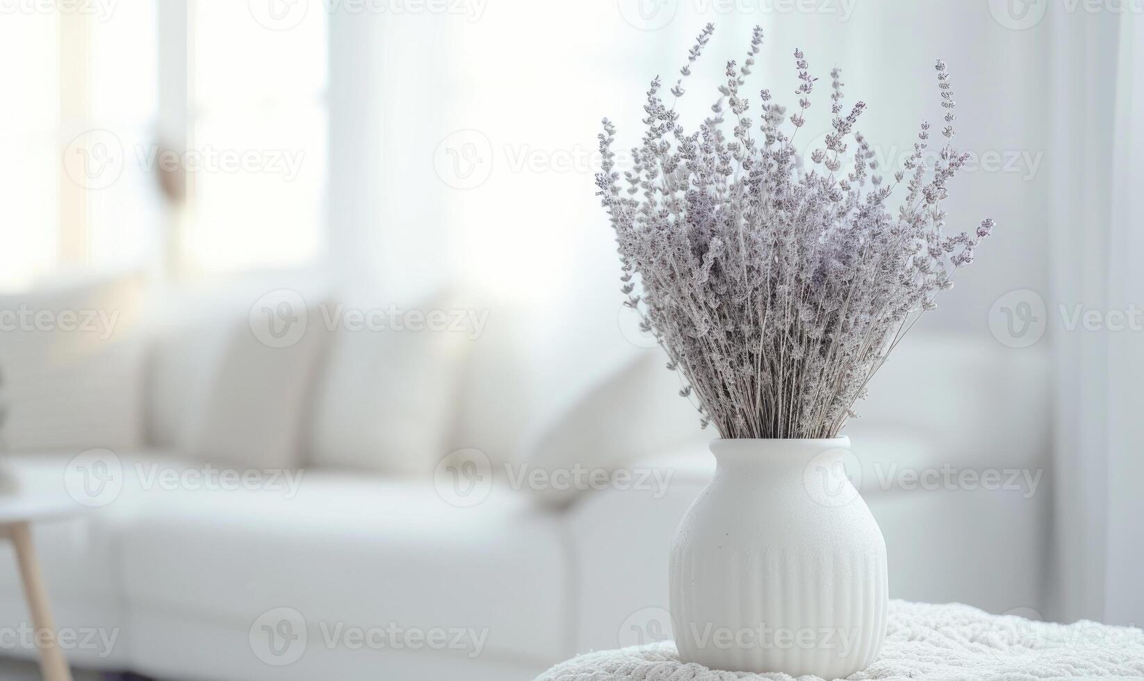ai gegenereerd vaas met lavendel bloemen Aan tafel in kamer, detailopname foto