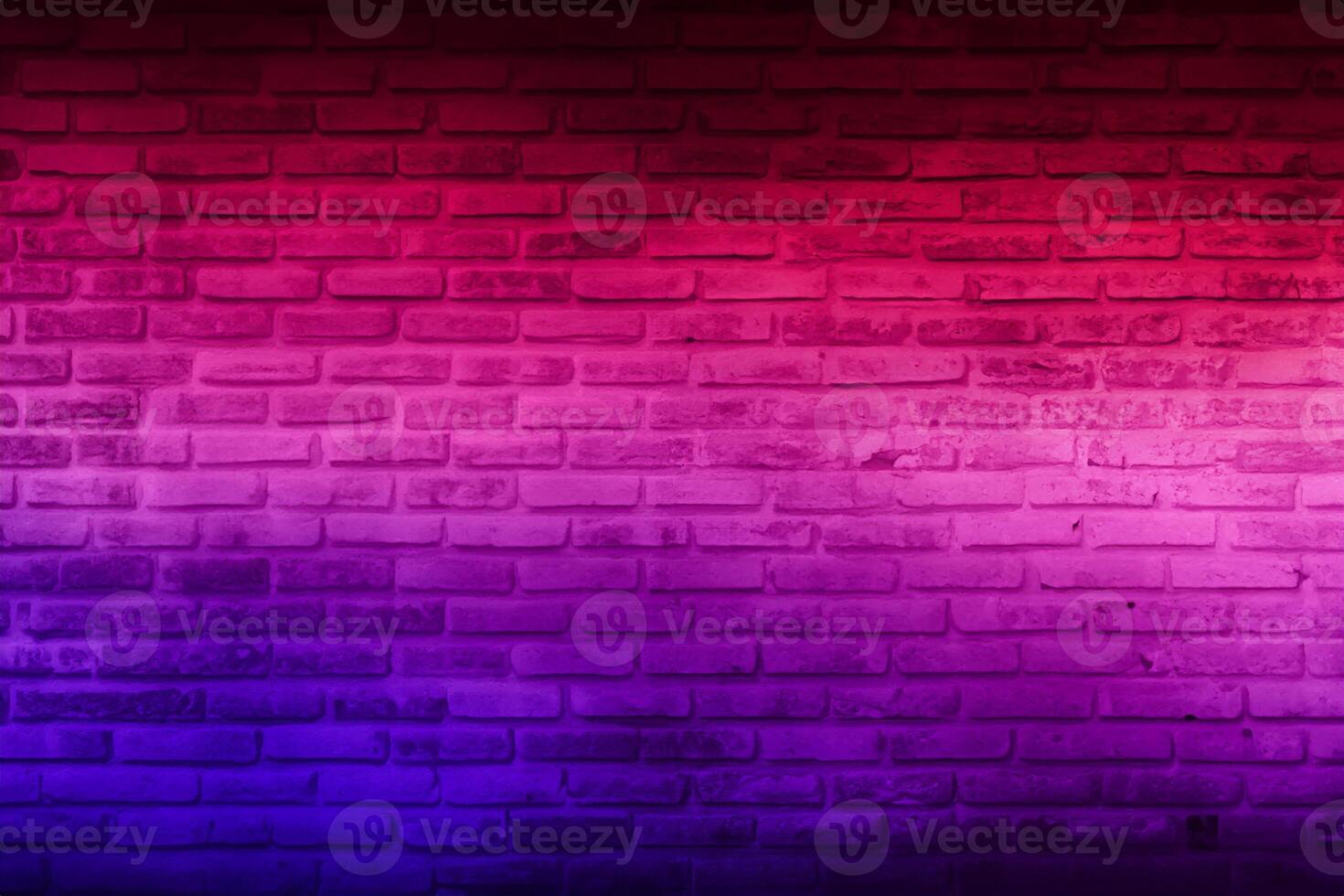 neon licht Aan steen muren dat zijn niet gepleisterd achtergrond en textuur. verlichting effect rood en blauw neon achtergrond van leeg steen kelder muur. foto
