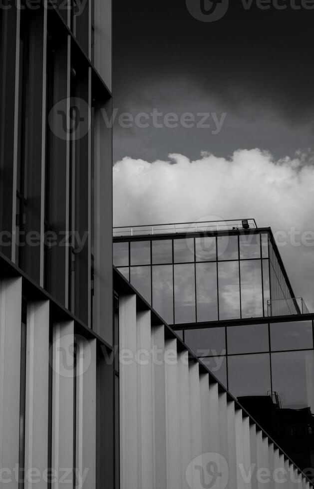 glas kantoor gebouw tegen een donker lucht. foto