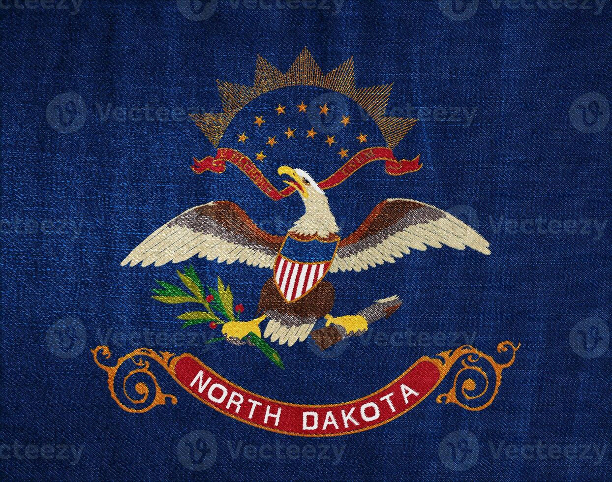 vlag van noorden dakota staat Verenigde Staten van Amerika Aan een getextureerde achtergrond. concept collage. foto