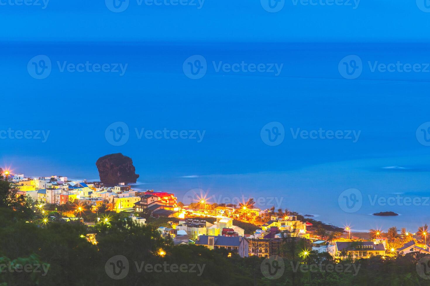 nacht visie van de kenting hoofd straat in pingtung district, Taiwan foto