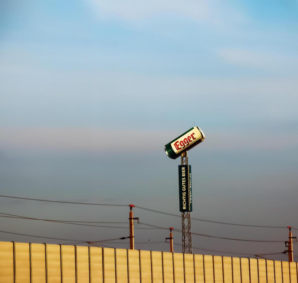 weg naar Wenen, Oostenrijk - 14-01-2024 reclame van Egger bier Bij een bier groothandel magazijn. foto