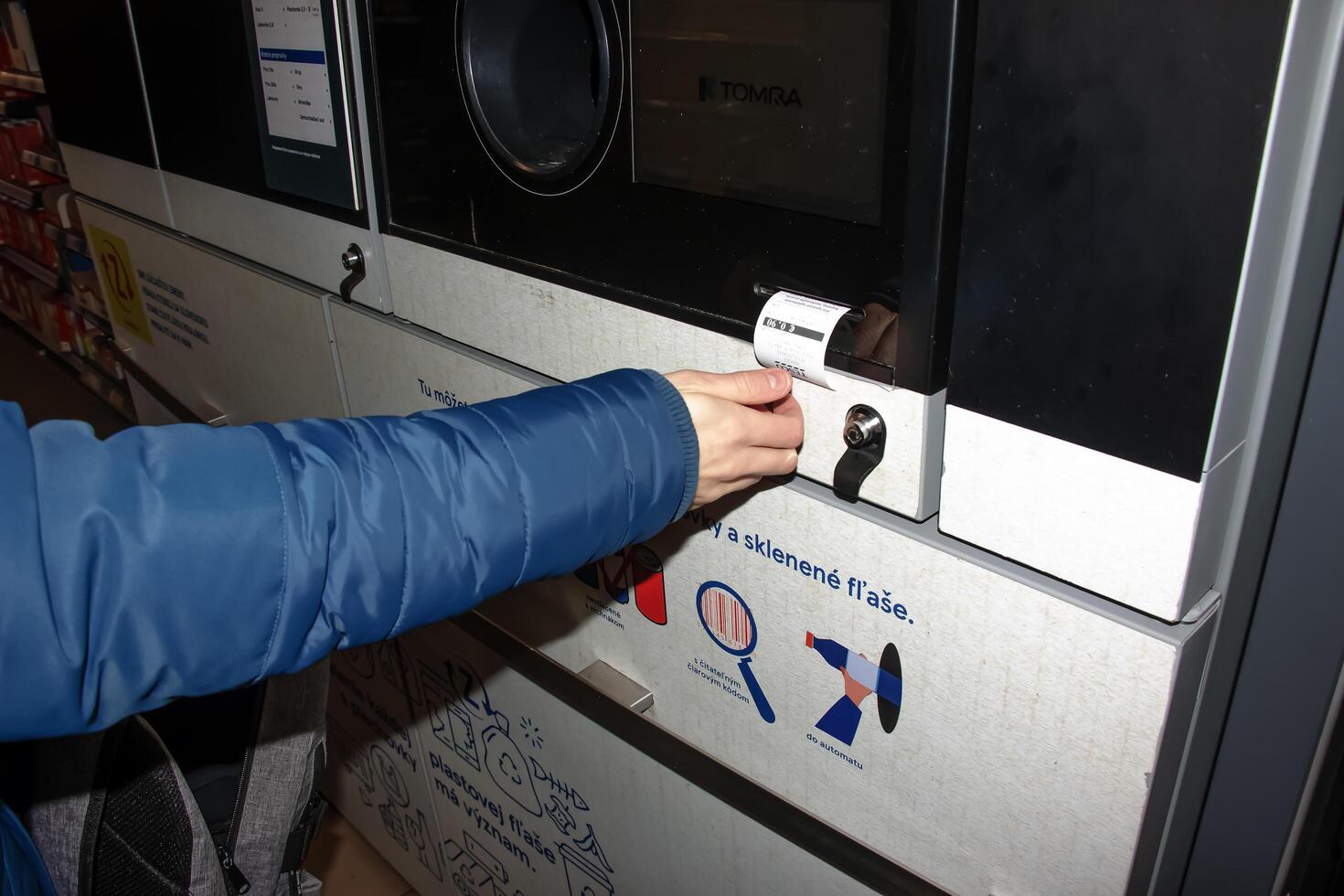 nitraat, Slowakije - 16-01-2024 detailopname van een man's hand- ontvangen een controleren voor keerde terug containers. foto