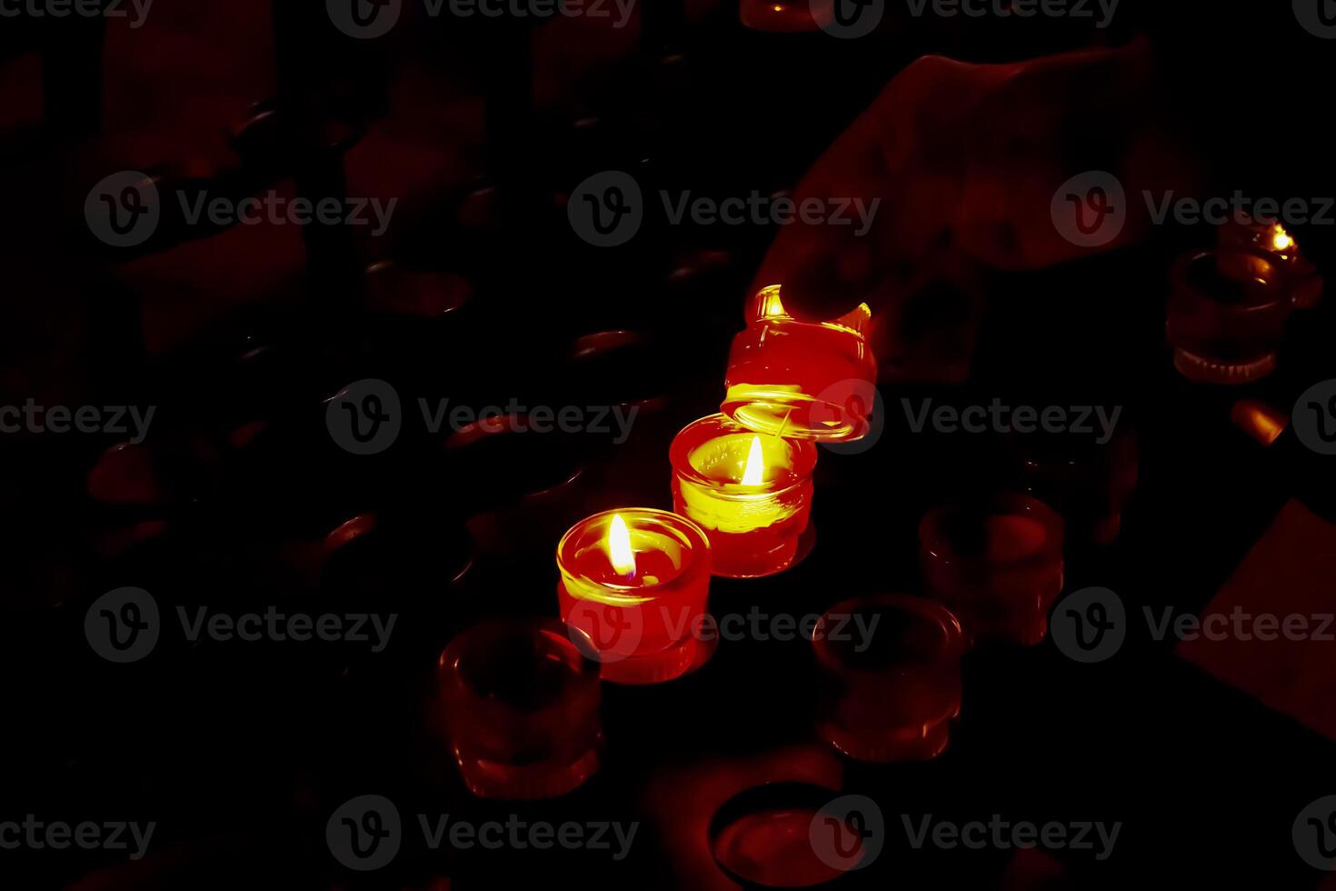 gebed kaarsen in votives, en wierook, binnen van een Katholiek kerk foto