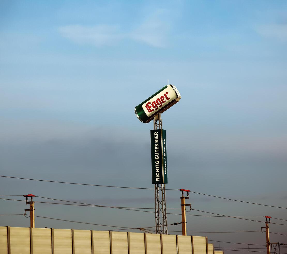 weg naar Wenen, Oostenrijk - 14-01-2024 reclame van Egger bier Bij een bier groothandel magazijn. foto