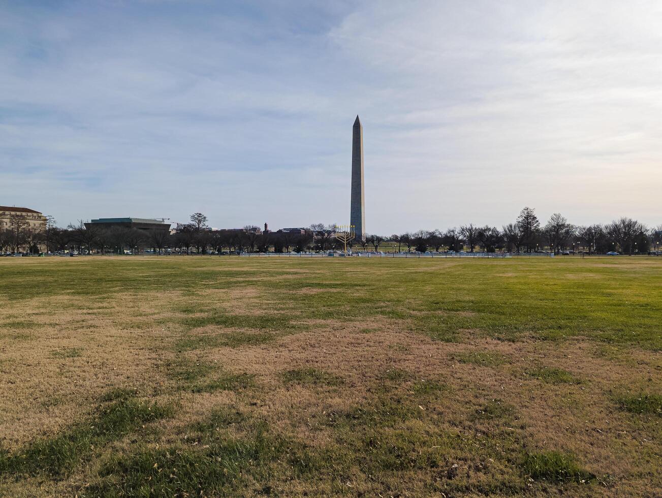 Washington, gelijkstroom, Verenigde Staten van Amerika - 12.16.2023 een groot menora en de Washington monument. foto