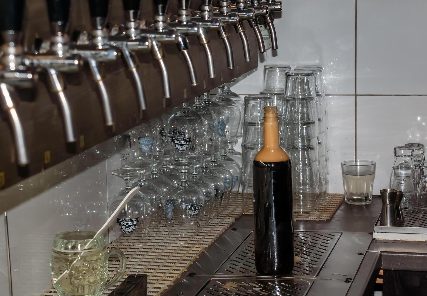 achter de balie. vrouwen handen prachtig en gemakkelijk gieten bier in een fles. foto