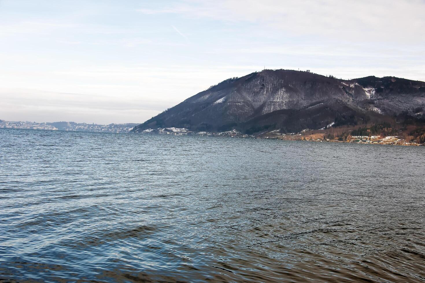 landschap Aan meer Traunsee in salzkammergut in bovenste Oostenrijk in winter. foto