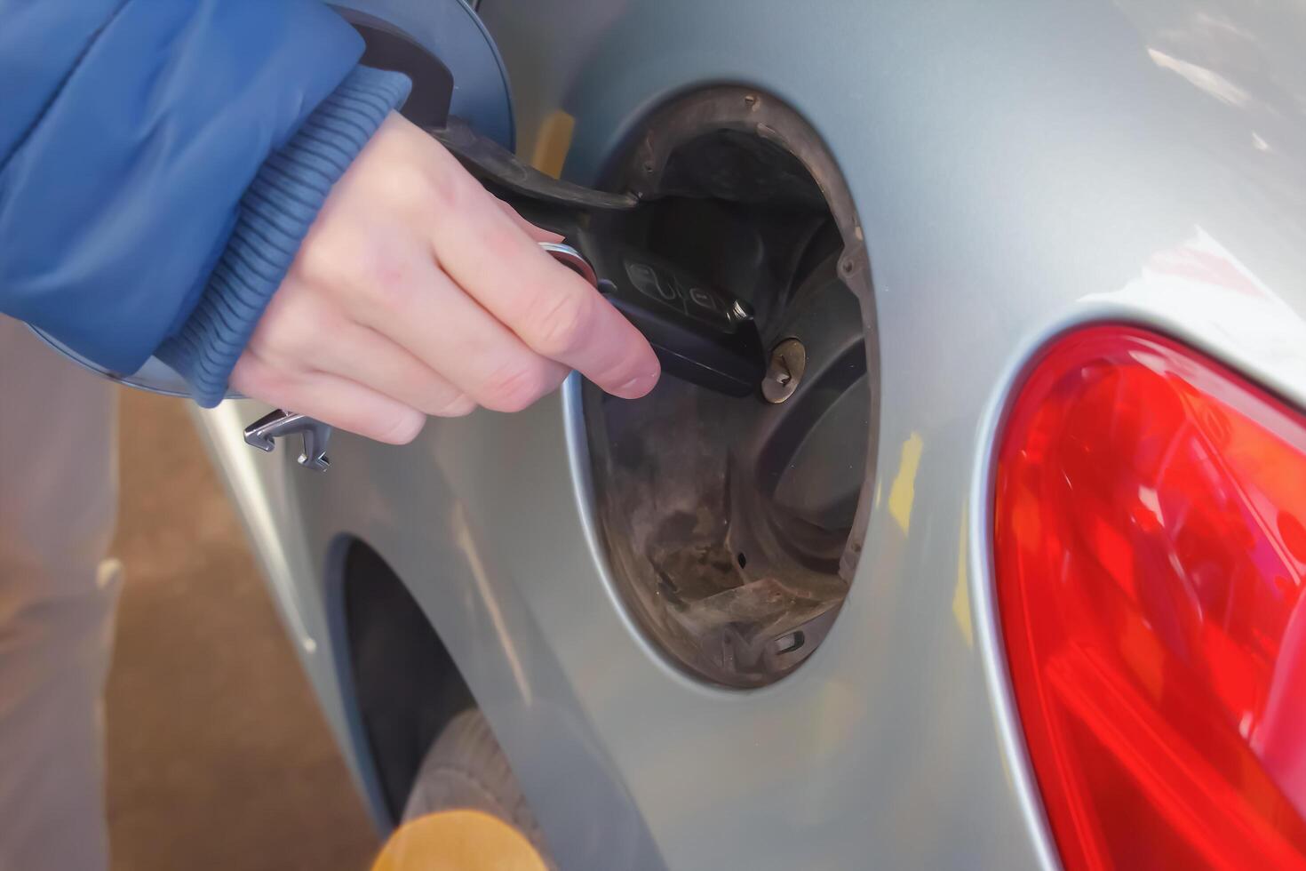 tanken de auto Bij een gas- station brandstof pomp. foto