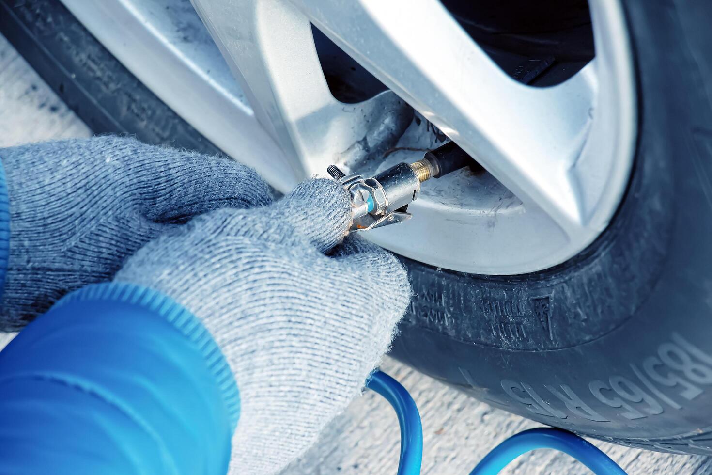 hand- houdt de druk peilen en vult de auto banden met lucht. auto onderhoud. foto