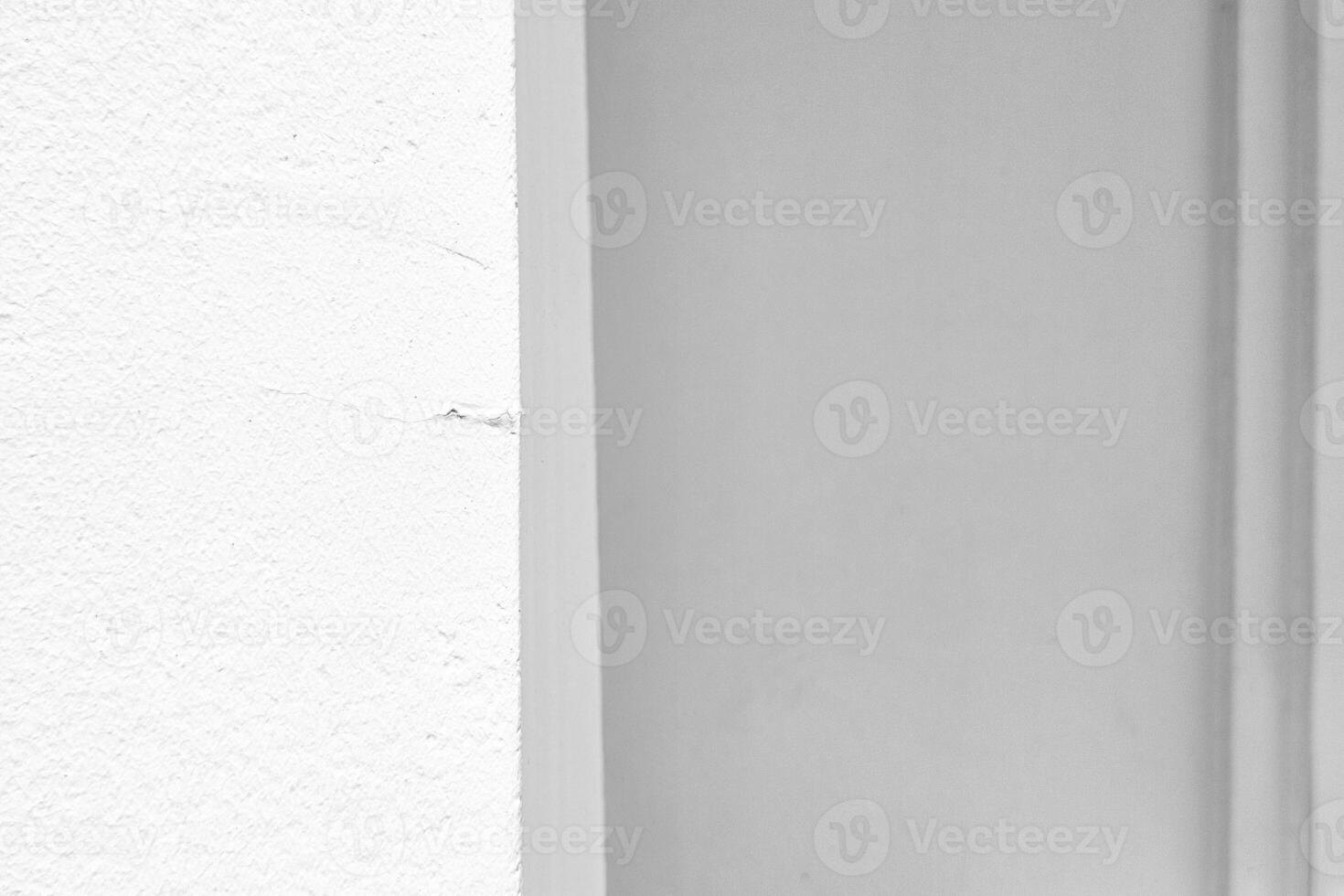 wit grunge beton muur met natuurlijk licht en schaduw achtergrond. foto