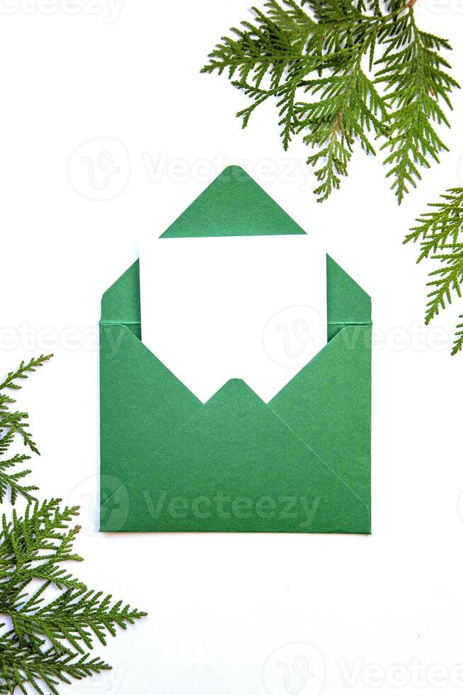 lay-out van een ansichtkaart in een groen envelop Aan een wit achtergrond met een kader van cipres takken. foto