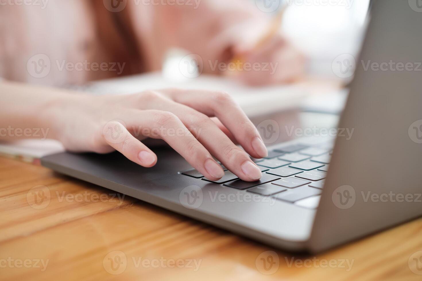 gedetailleerd visie van vrouw handen typen Aan een modern laptop, vastleggen de essence van digitaal werkstroom. foto