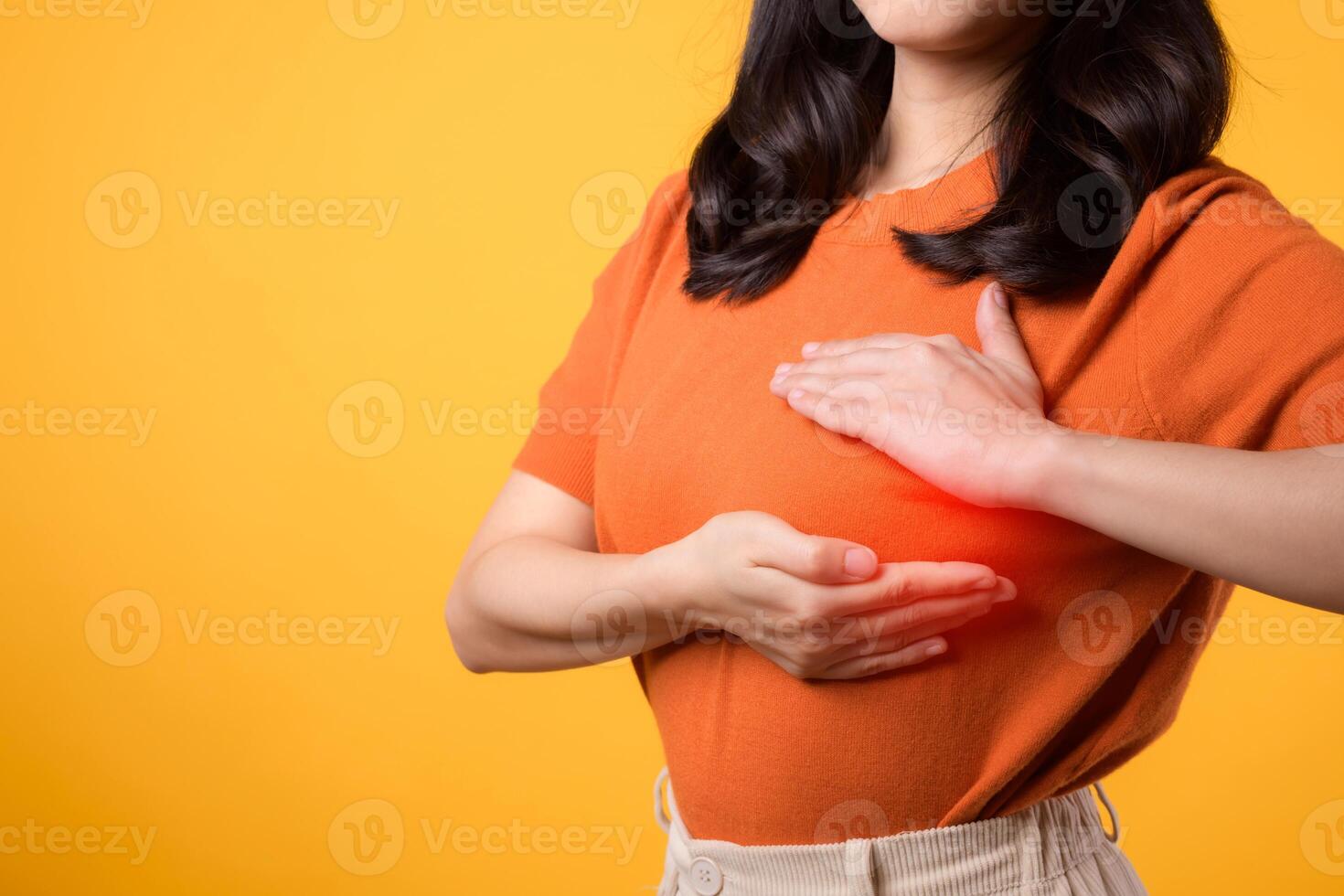 machtigen gezondheidszorg Aan wereld Gezondheid dag, net zo een vrouw cheques voor borst kanker tekens met handen Aan geel achtergrond. foto