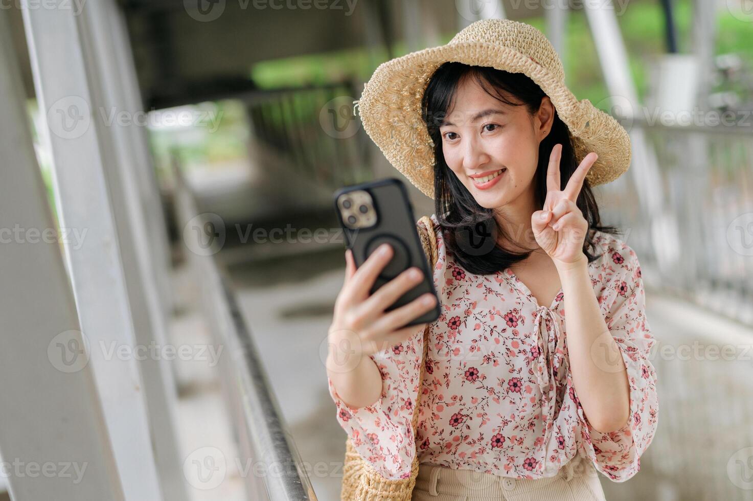 jong Aziatisch vrouw reiziger met het weven mand selfie met mobiel telefoon en staand Aan viaduct. reis reis levensstijl, wereld reizen ontdekkingsreiziger of Azië zomer toerisme concept. foto