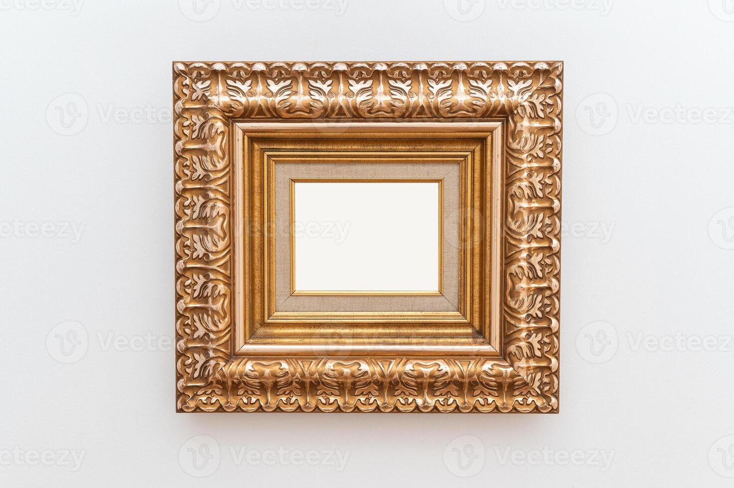 kunst Scherm met tintje van luxe gebruik makend van overladen goud kozijnen. de verguld antiek ontwerp voegt toe elegantie en retro charme naar instelling. de leeg kaders voorzien een blanco canvas naar vitrine afbeeldingen of kunstwerk. foto