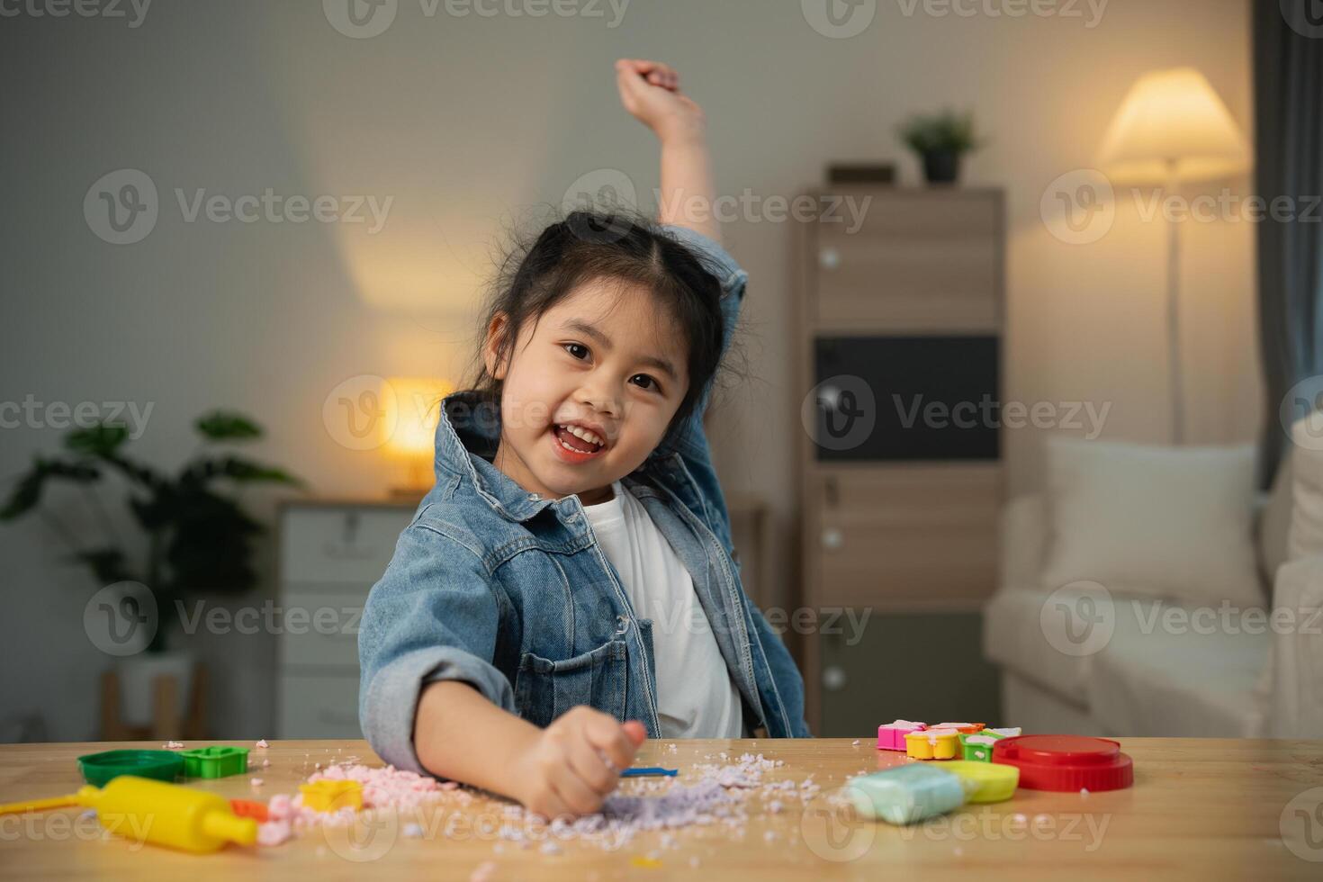 Aziatisch schattig weinig meisje aan het leren en spelen naar gebruik kleurrijk Speel deeg in de leven kamer Bij de huis. baby werkzaamheid onderwijs ontwikkeling levensstijl concept. foto