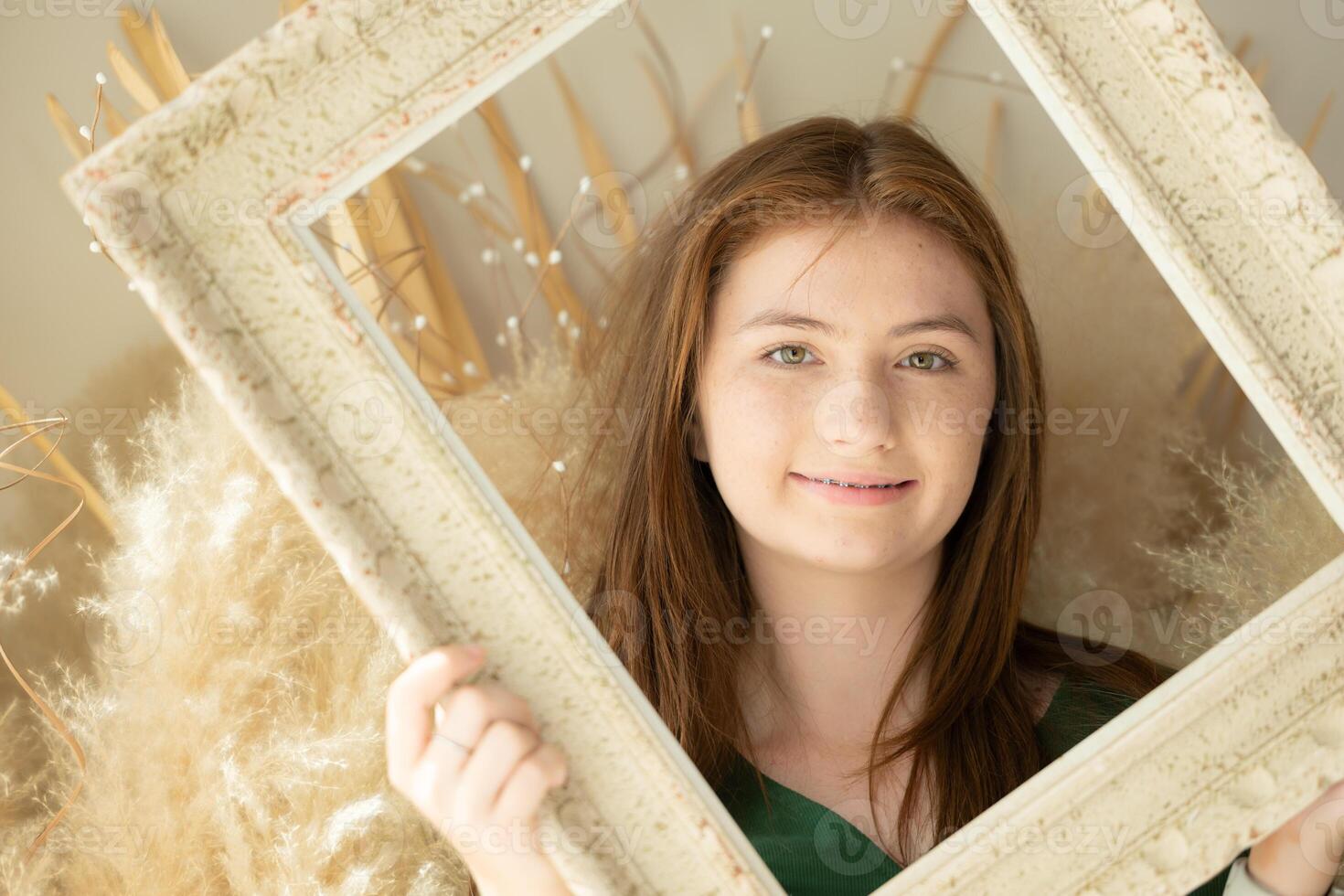 portret van tiener- meisje met een beugel in afbeelding kader foto