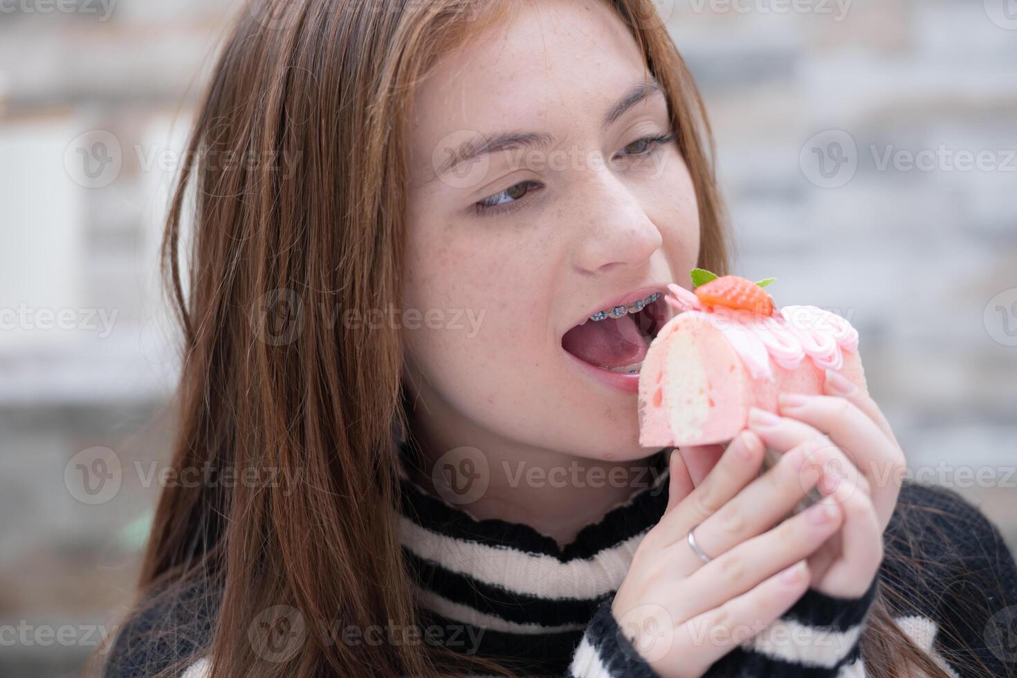 portret van tiener- meisjes aan het eten een stuk van taart foto