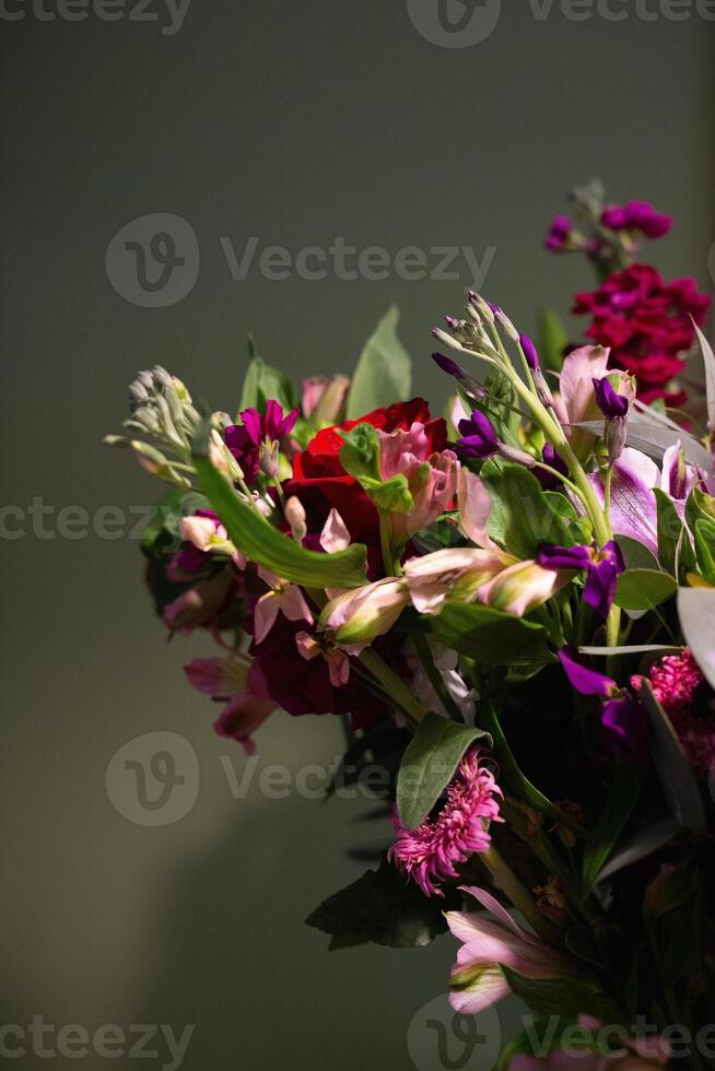 nog steeds leven. luxe voorjaar bloemen Aan een zwart achtergrond. kleur bloeien. laag sleutel foto